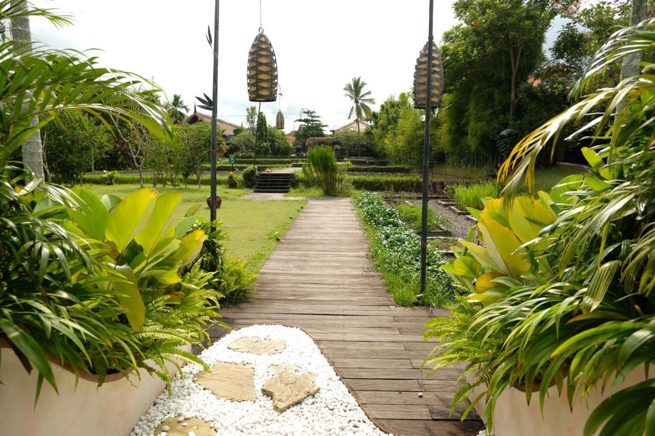 Alaya Resort Ubud Exterior foto The garden of the hotel