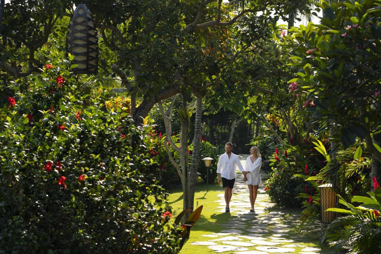 Alaya Resort Ubud Exterior foto The path through the gardens