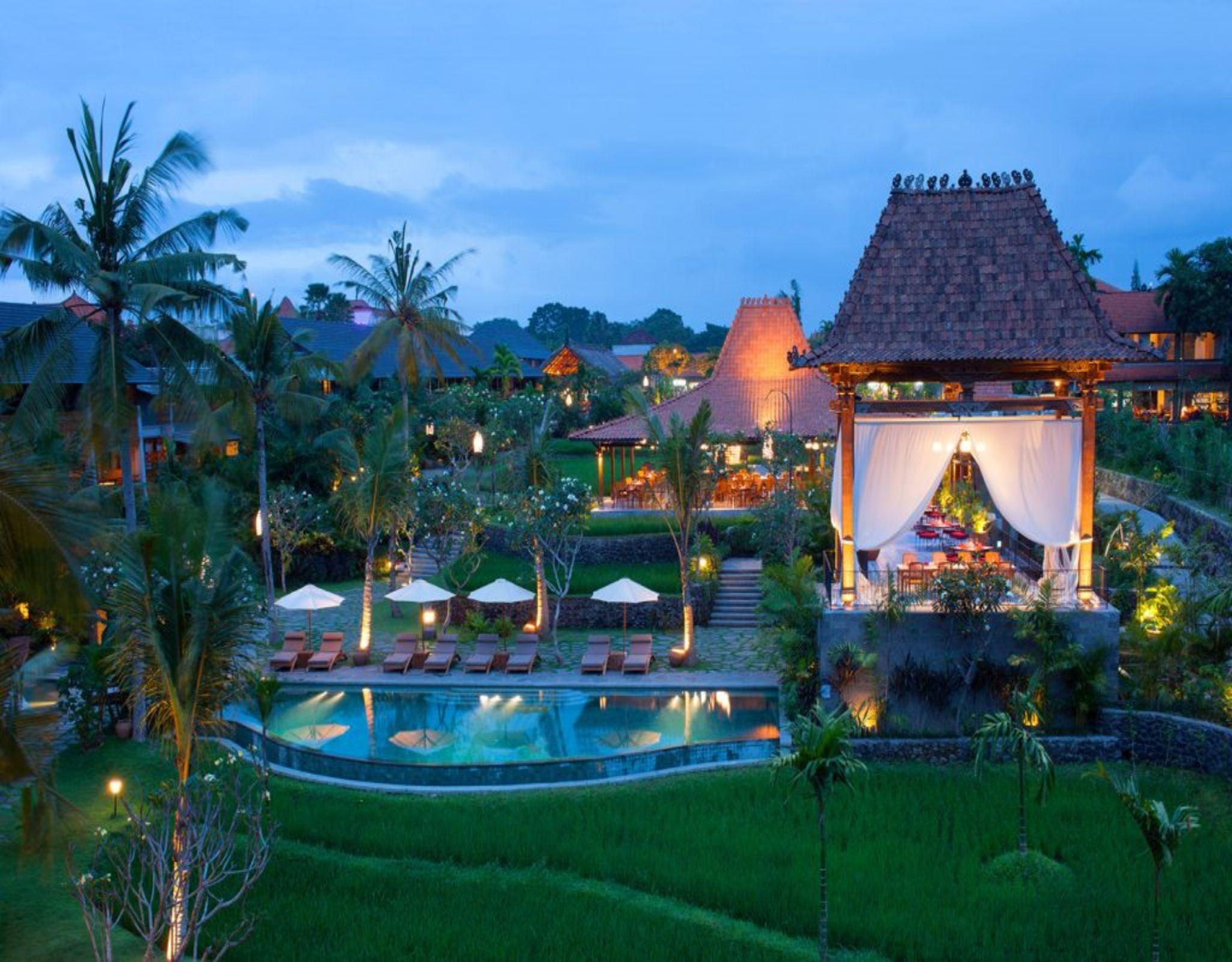 Alaya Resort Ubud Exterior foto The resort at night