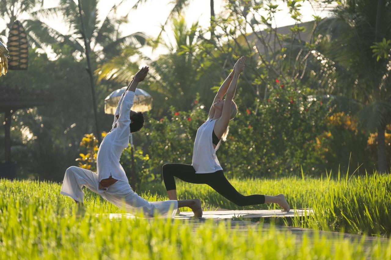 Alaya Resort Ubud Exterior foto Two people practicing yoga
