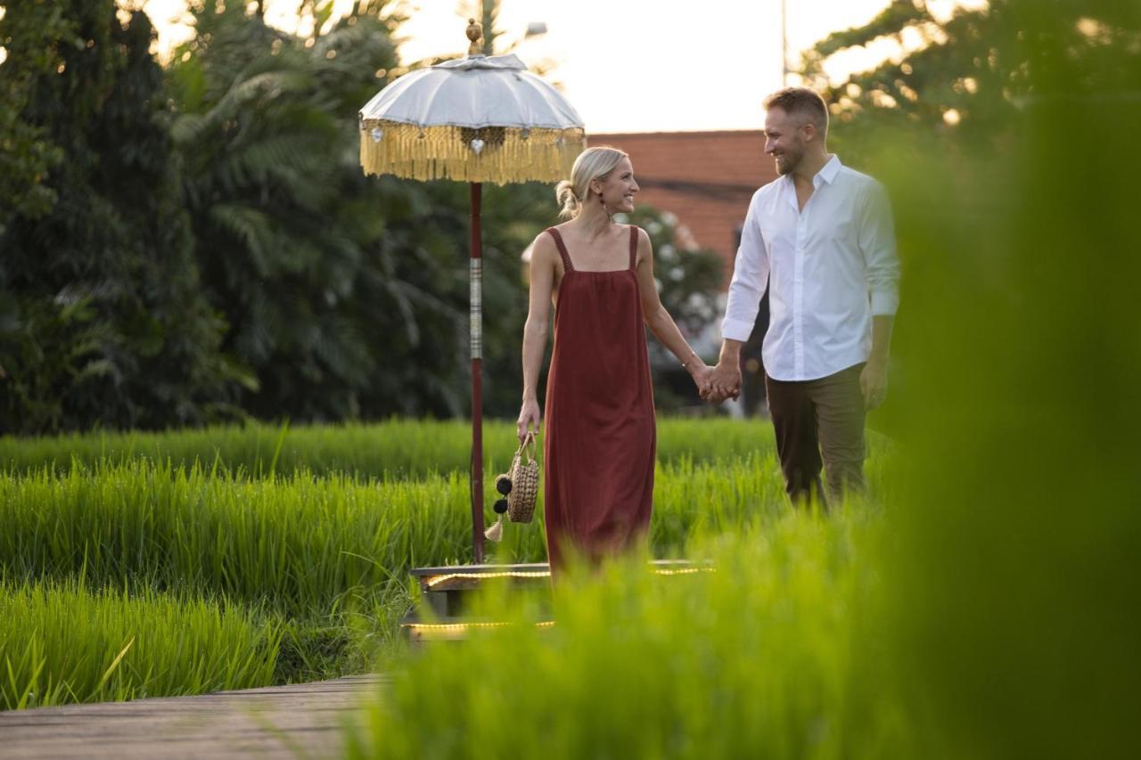 Alaya Resort Ubud Exterior foto A couple walking through the rice fields at The Oberoi, Bali